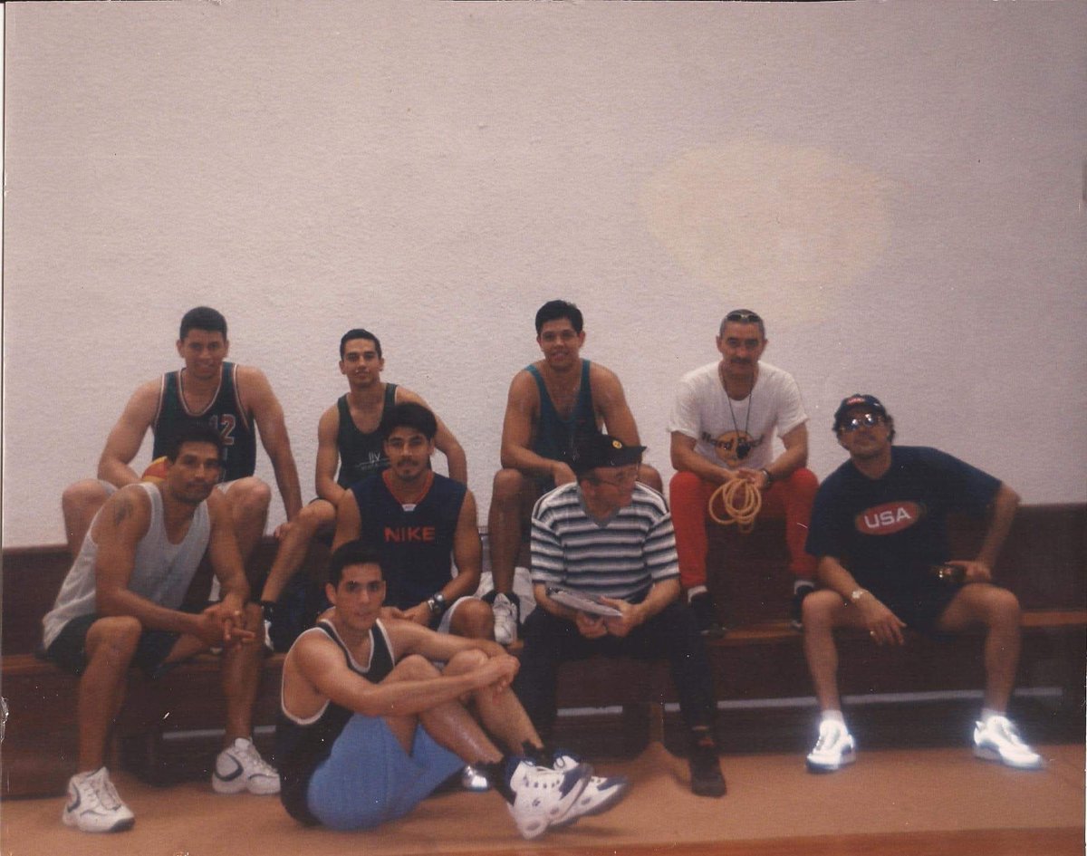 BasquetMexico's tweet photo. Ufff CBSKT 1999.🏀🇲🇽
Pura leyenda de las duelas nacionales.
La moda de las camisetas y los tenis en todo su esplendor.
Rafael Solis, Omar Quintero, Victor Mariscal , no se si es Ruby Alcala .
Abajo; Jorge Leon Flores,   ??,  Oscar "Diablo" Castellanos, Jorge Ramirez Mota https://t.co/TEQ9k4XO1T