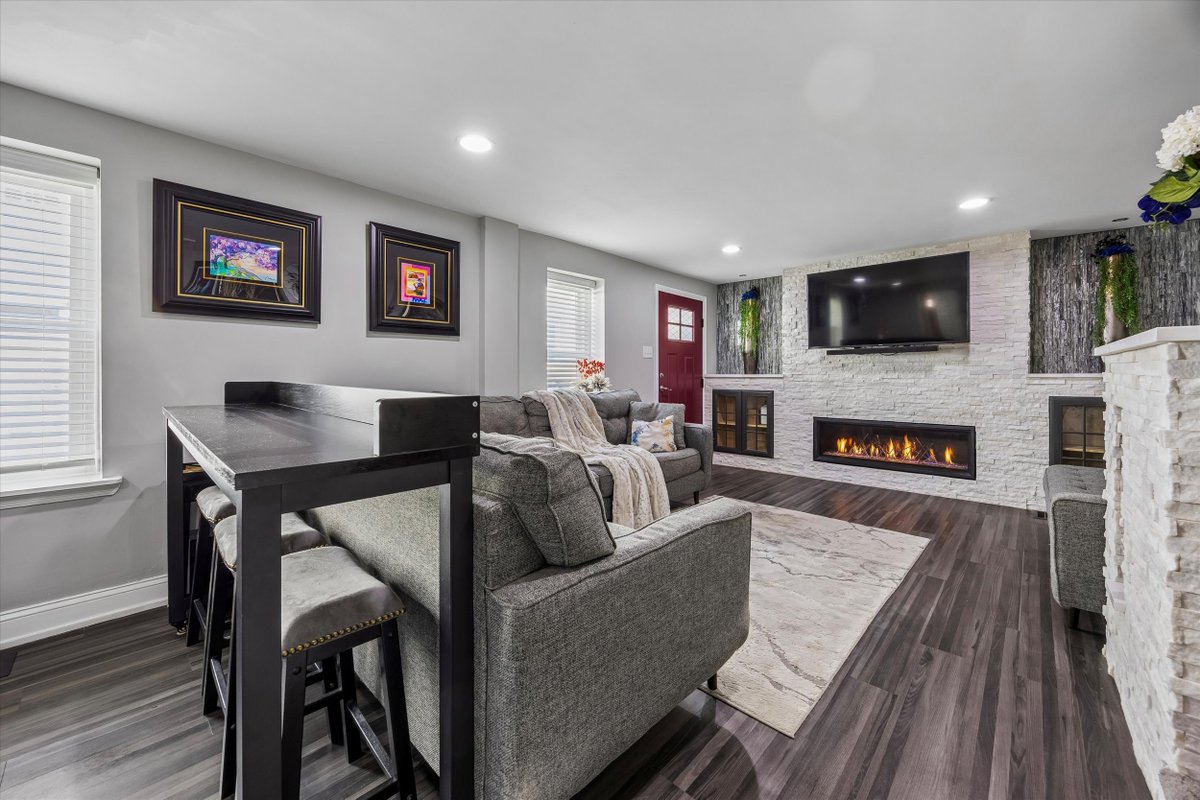 C21Colin's tweet photo. $399,900 + 2-car parking… steps from Main Street Manayunk 👀https://t.co/idWOQhqZF1 https://t.co/6zuDq1Rcoy