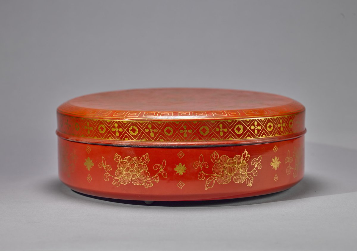 With interlaced lotus patterns and geometrical patterns delicately outlined in gold, this lacquered round box from Fuzhou—a traditionally flourishing town of lacquerware craftsmanship—makes a vibrant visual harmony of red and gold.

#ChinesePatterns
福州朱漆描金缠枝莲纹圆盒