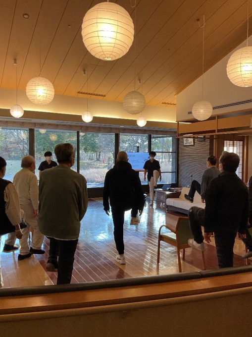 HIBMC's tweet photo. 患者サービス向上委員会では、定期的に入院患者さん向けにストレッチと加速器見学会を開催しています。治療で使用する装置を実際にご覧いただきながら紹介しています。少しでも安心して治療を受けていただけるように取り組んでいます。＃粒子線治療 ＃陽子線 ＃炭素線 ＃重粒子線 ＃粒子線医療センター https://t.co/Gyle4C8LX6