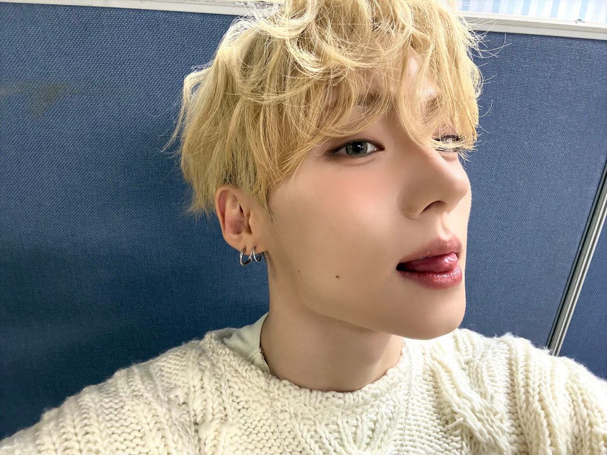 isangywon's tweet photo. ᅠ
( ✦ ) 𝖽𝖾𝗅𝗂𝖼𝖺𝗍𝖾 𝖼𝗋𝖺𝗏𝗂𝗇𝗀𝗌   ୨୧   “…a   tender   question   left   in   the   quiet   air,   what   would   you   like   to   eat…   with   me   or   eat   me?”
ᅠ https://t.co/9AKPBHRhjC