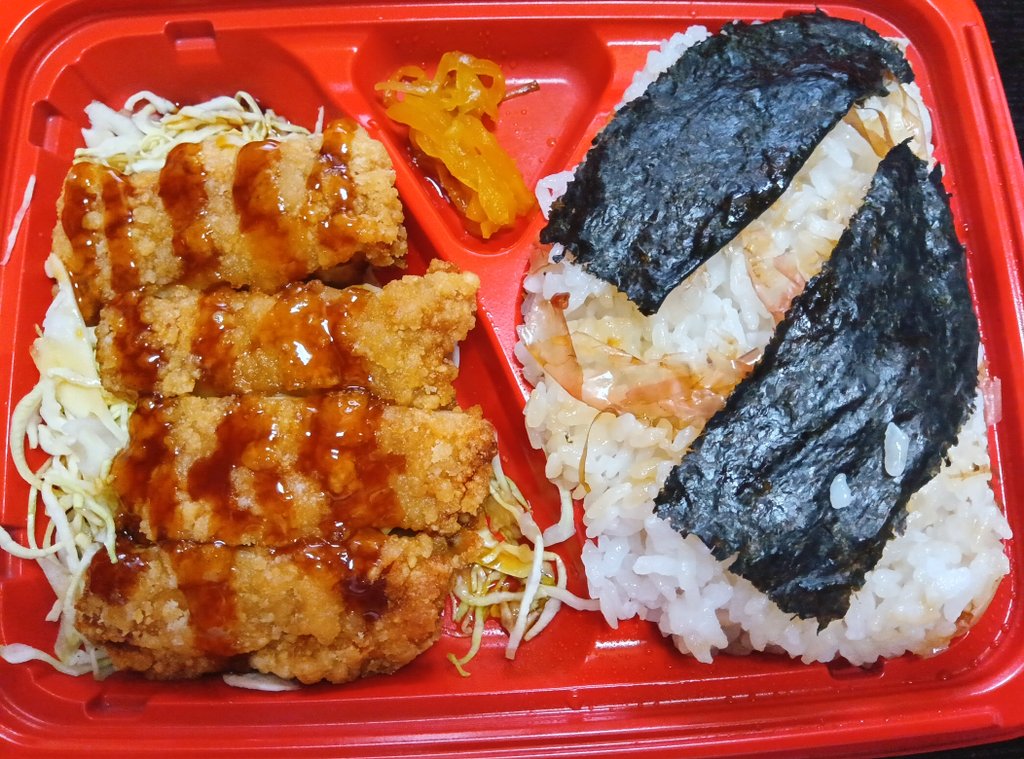 チキン竜田のり弁当🐔。600円ぽっちでご飯大盛り、特盛でも追加料金なし、最低注文額1円からなんだから、そりゃ🥫のオリジン鳴りまくるわけだわ。期間中しばらく利用させてもらおうかね。