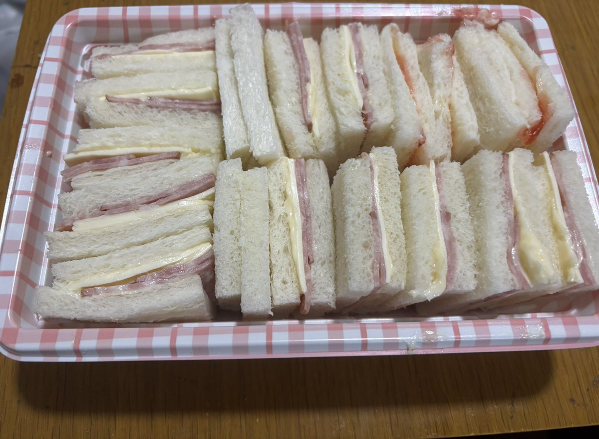 今日のお昼は

ちょっと早いけど

サンドイッチ🥪

いつもお昼は外食になりがちなので

朝家で作って来た😊

 #お昼ご飯