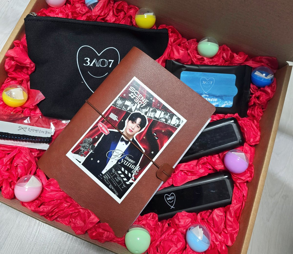 💙𝐒𝐂𝐄𝐍𝐄#𝟑𝟎𝟕💙
여러분께서 하나하나 정성들여 써주신 생일엽서들을 현식님에게 잘 전달하였습니다! 우리의 추억이 담긴 럭드 캡슐에 포춘쪽지들도 넣고 여행이나 일상에서 쓸 수 있는 특전들도 같이 넣었답니다😊😊