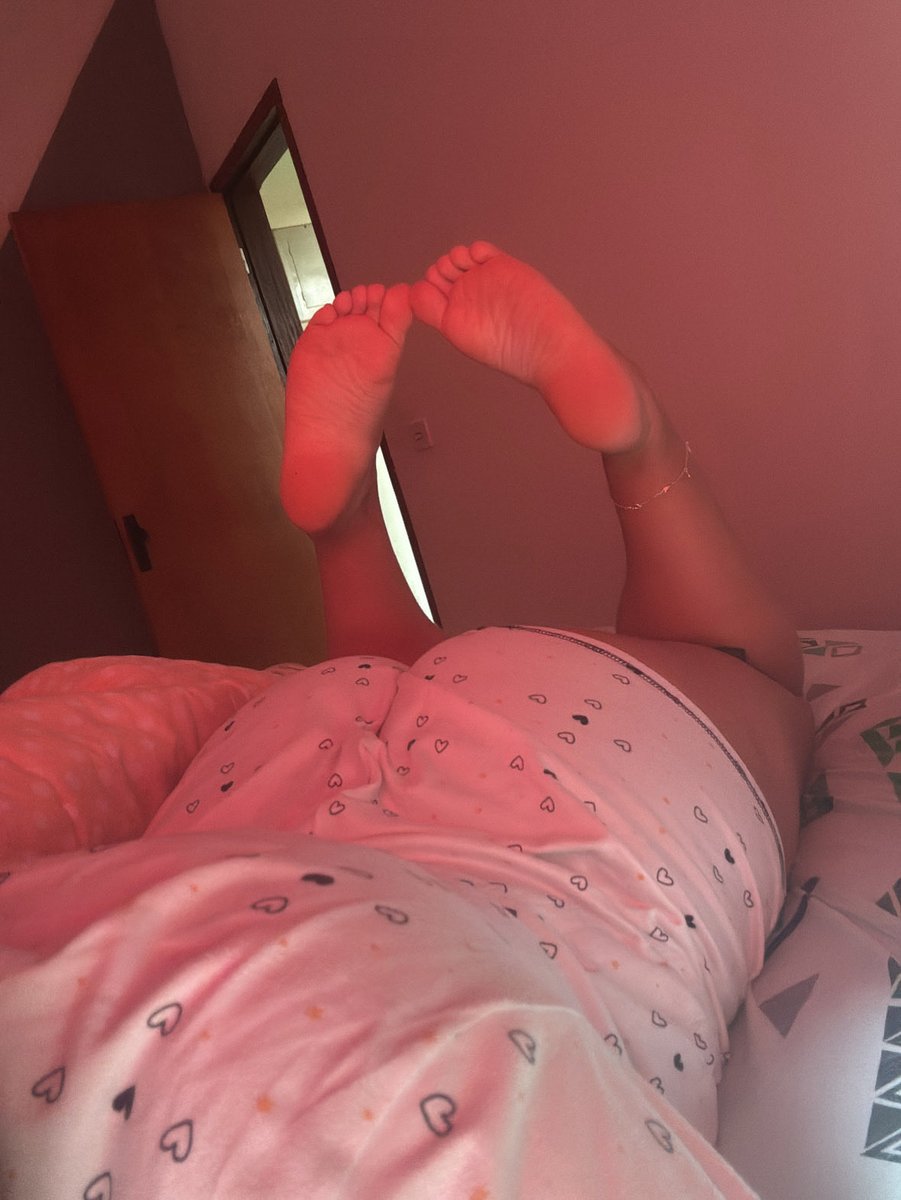 graceful_cherry's tweet photo. Pose de 👼🏻

#podolatria
#feetfetısh #feetjob https://t.co/3z8n1qk7AX