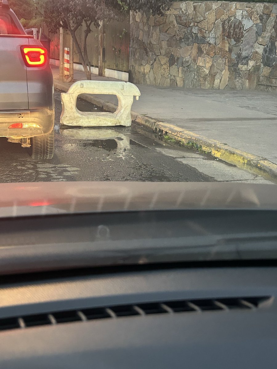 xio_guz's tweet photo. @vinadelmar @MacaRipa @
En la calle  balanceada en Reñaca, altura edificio Reñaca park se encuentra este “ evento” desde febrero, ahí se generan tacos a todas horas sobre todo ahora en época de colegio, por favor arreglar urgente https://t.co/fi3etACmNY