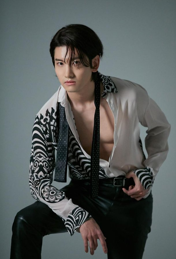 남자한테 자꾸 이런 옷 입히지 마세요. 
저같은 여자 죽습니다