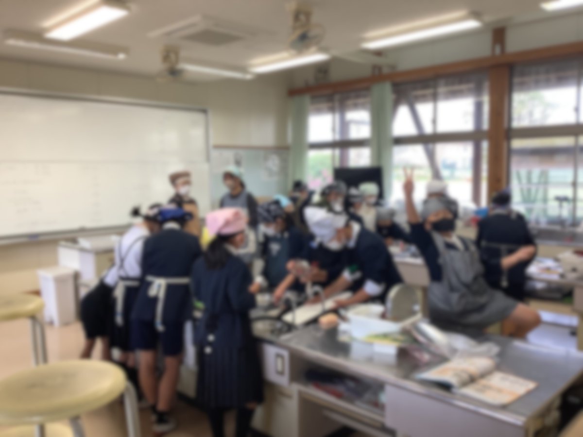 simomyou_esc's tweet photo. 【食の基本に挑戦】
今日の５年生は調理実習です。メニューは基本の「ごはんとお味噌汁」。
お米を研ぐ手つきも、包丁を握る手元も、少しずつ様になってきました。
教室中に広がるお出汁のいい香りに、教室の前を通る先生たちも立ち止まっています。やっぱり炊き立てごはんは最��ですね。 https://t.co/aFFYDUamtA