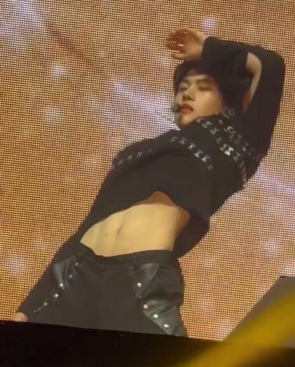 ave 𖧧 tweet media