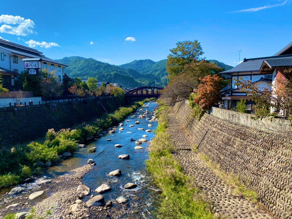 แนะนำมากๆการได้ไปต่างประเทศครั้งแรกจะได้แรงบันดาลใจหลายอย่าง บางทีช่วยเติมไฟให้เราพัฒนาตัวเอง เก็บตังเพิ่มเพื่อให้ได้ไปประเทศอื่นๆไปเรื่อยๆ แต่ถ้าไม่คิดอะไรเยอะก็ไปกินของอร่อย ไปเล่นหิมะ ไปดูใบไม้เปลี่ยนสี  ไปดูดอกไม้สวยๆบางอย่างที่บ้านเราไม่มี ไปเดินเล่นสบายๆ