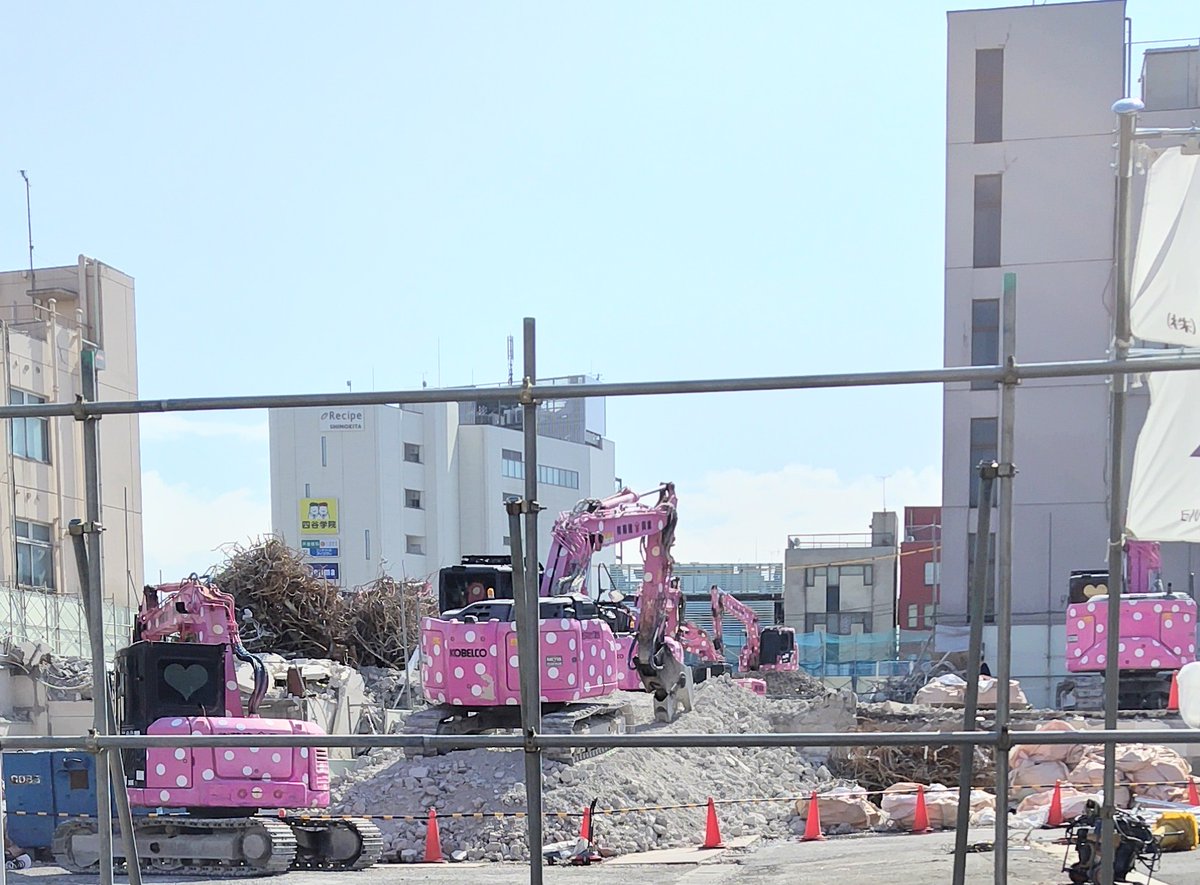 我々の拠点である
#下北沢 は駅周辺が
常に目まぐるしく変化しています。
最近の重機はカワイイですね。