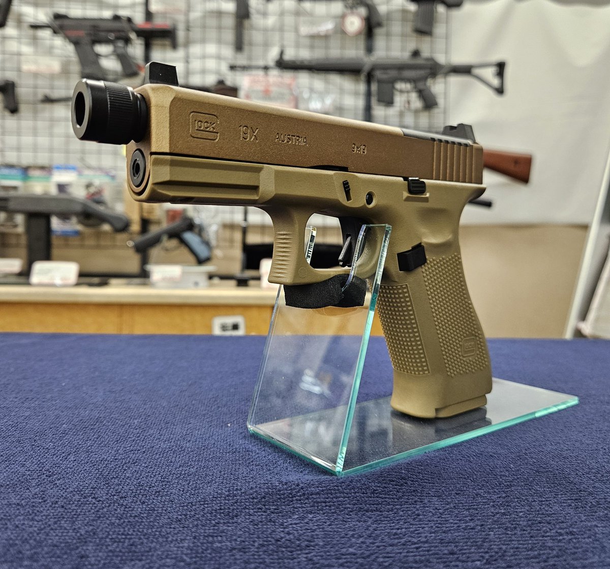 商品入荷しました。
AW CUSTOMからガスハンドガン
｢M712 ストックホルスター付属｣

BATONからCO2ガスハンドガン
｢GLOCK G19X MOS｣

人気モデルのM712が再入荷しました‼️
BATONからはG19のスライド長でG17マグを装着させたクロスオーバーモデル‼️