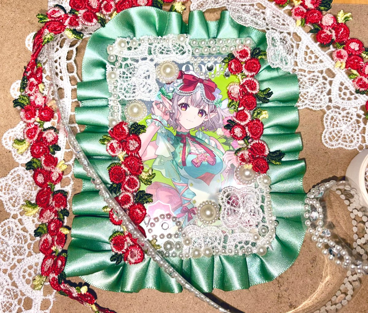 6_5tm's tweet photo. #えるえるあのね
8周年のえるえるのビジュが���みすぎて、人生で初めて硬質ケースデコした💐！
よく見たらガタガタだし、もっとこうしたかった…！とか色々あるけど作ってる時間が本当に楽しすぎて、えるえるに伝えたかった！！こんな経験をさせてくれてありがとう🥲💭だいす��だー！ https://t.co/HiqgumB6KO