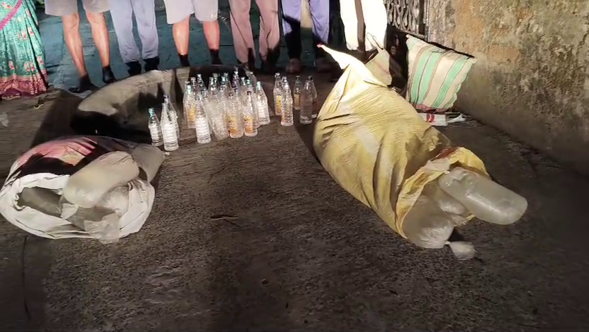 PrameyaDigital's tweet image. #ଅବକାରୀ_ବିଭାଗର_ଚଢ଼ାଉ_୧୧_ଗିରଫ
-ଚୋରା ମଦ ବେପାରର ପର୍ଦ୍ଦାଫାର୍ସ
-ଅବକାରୀ ବିଭାଗ ପଞ୍ଝାରେ ୧୧ ମଦ ବେପାରୀ
-ଅଭିଯୁକ୍ତଙ୍କ ମଧ୍ୟରେ ୧୦ ପୁରୁଷ, ଜଣେ ମହିଳା
-ବିପୁଳ ପରିମାଣର ପଶ୍ଚିମବଙ୍ଗ ମାର୍କା ମଦ ଜବତ
#ExciseRaid #liquorseized #Odisha #PrameyaOdia #PrameyaDigital