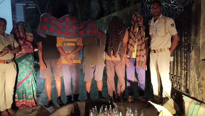 PrameyaDigital's tweet image. #ଅବକାରୀ_ବିଭାଗର_ଚଢ଼ାଉ_୧୧_ଗିରଫ
-ଚୋରା ମଦ ବେପାରର ପର୍ଦ୍ଦାଫାର୍ସ
-ଅବକାରୀ ବିଭାଗ ପଞ୍ଝାରେ ୧୧ ମଦ ବେପାରୀ
-ଅଭିଯୁକ୍ତଙ୍କ ମଧ୍ୟରେ ୧୦ ପୁରୁଷ, ଜଣେ ମହିଳା
-ବିପୁଳ ପରିମାଣର ପଶ୍ଚିମବଙ୍ଗ ମାର୍କା ମଦ ଜବତ
#ExciseRaid #liquorseized #Odisha #PrameyaOdia #PrameyaDigital