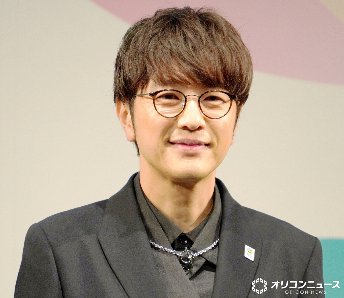 oricon's tweet photo. ゆず、『GREEN×EXPO 2027』
公式アンバサダー就任❗️
コラボソング制作も決定

開催地・横浜出身の2人が
芦田愛菜とともに大役務める

北川悠仁＆岩沢厚治は
博覧会会場で「柚子の木」植樹も🌳
https://t.co/hkVIupx6AQ

#ゆず #EXPO2027 https://t.co/HEg1OL5Ndy