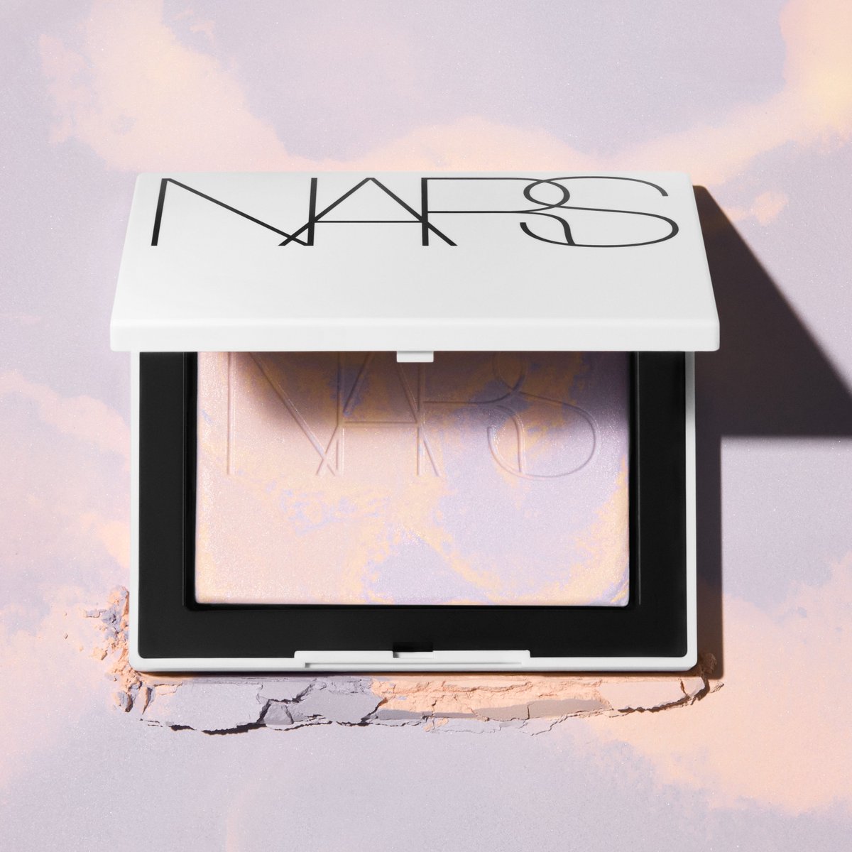 NARSCosmeticsJP's tweet image. 【情報解禁】
「ライトリフレクティング プリズマティックパウダー」がクリーンで洗練されたホワイトパッケージをまとい、新たな表情で登場。

柔らかなパステルの色彩を帯びた光が、メーキャップの仕上がりをセットし、整え、肌をより美しく演出します。