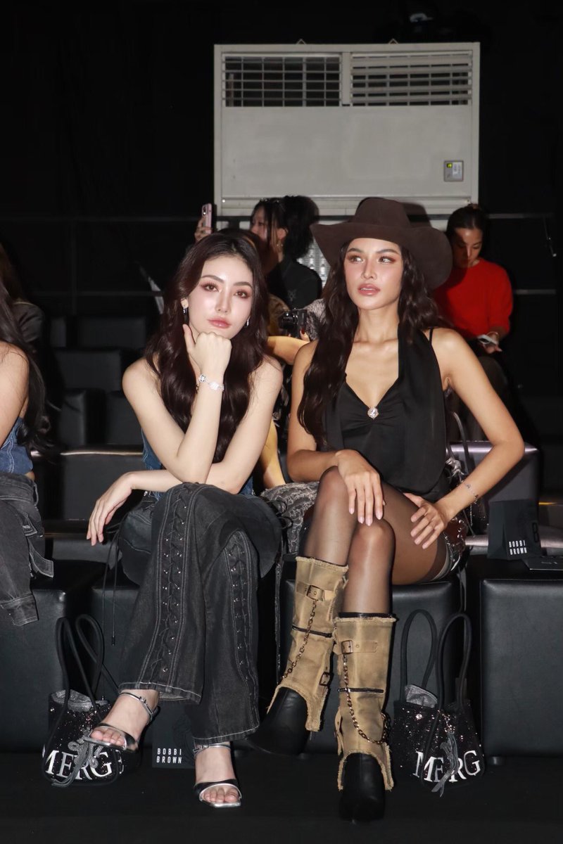 ผมเป็นลูกเม่นงับ 🦔

MEENBABE 3YEARS OF LOVE
#3ปีที่ได้รักมีนเบ้บ