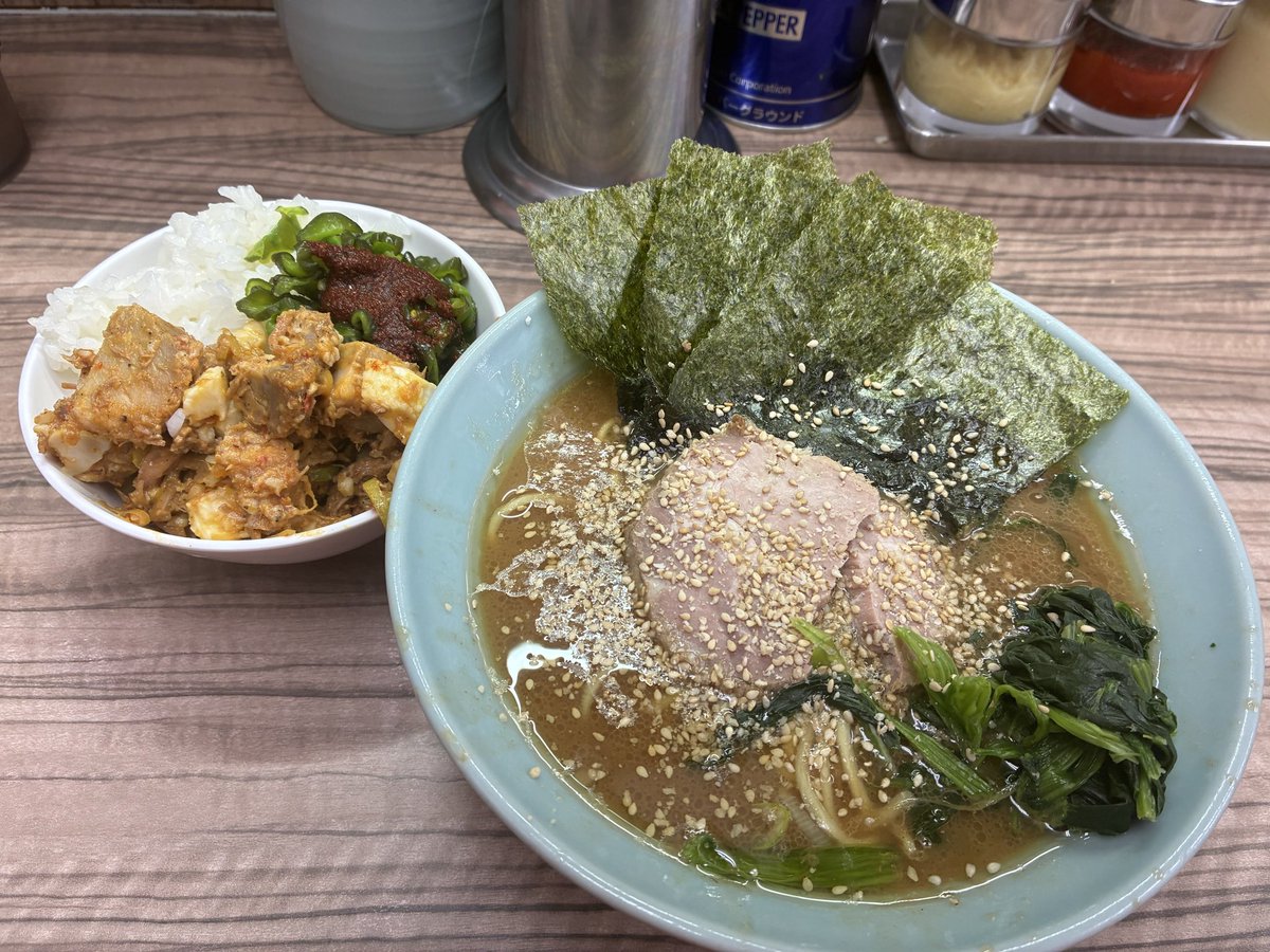Coji0816's tweet photo. ラーメン並 ¥800
🙏🙏🙏🙏 https://t.co/GxhXmcT3tM