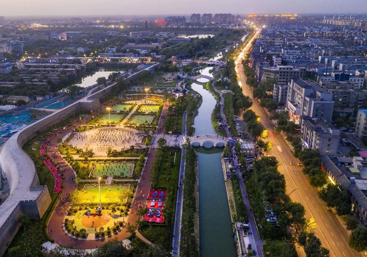 城墙边的体育公园，现在这里已成为古城之下、群众身边的一个集文化体育、健身休闲于一体的标志性建筑，被市民亲切地称为“家门口的健身乐园”。