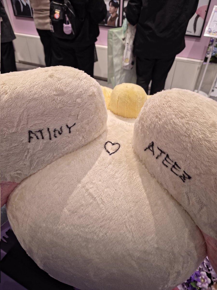 🔮완전 귀엽다~ 🫳🫳 
#에이티즈팝업 #마이티즈 #마이티즈팝업 #mighteez #LINEFRIENDSSQUARE