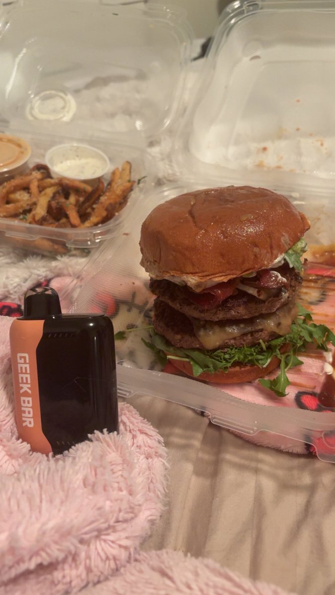 33vi3lmao's tweet photo. the fucking burger i just inhaled... https://t.co/9JAZp8pzeC