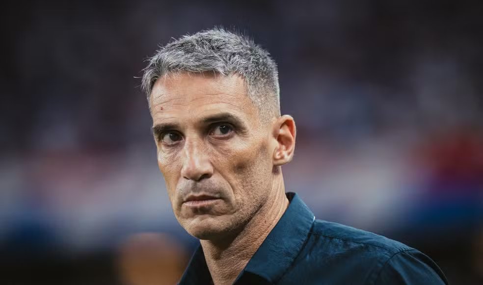 Um dos treinadores mais fracassados da história do Brasil. Pensar que teve gente por três anos pedindo esse indigente aqui é loucura, mas fácil de entender: torcedor carente que não pode escutar um espanhol, um hermano falar

No Brasil é inferior a qualquer treinador da série B