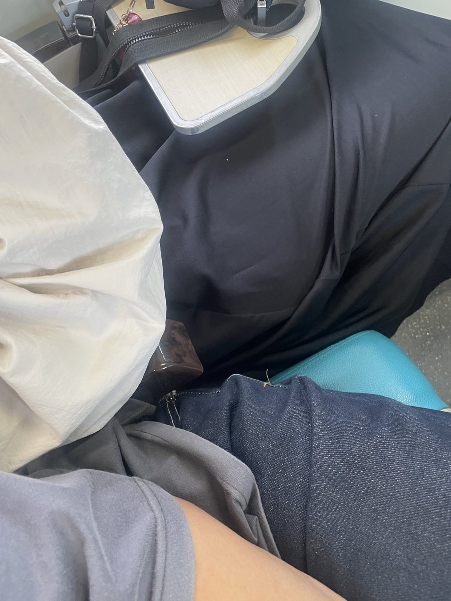 jookosusiloo's tweet photo. handrest tengah ini sebetulnya hak siapa sih min @KAI121 ? yg duduk deket jendela atau deket gangway, penasaran https://t.co/YUx5V2p5XP