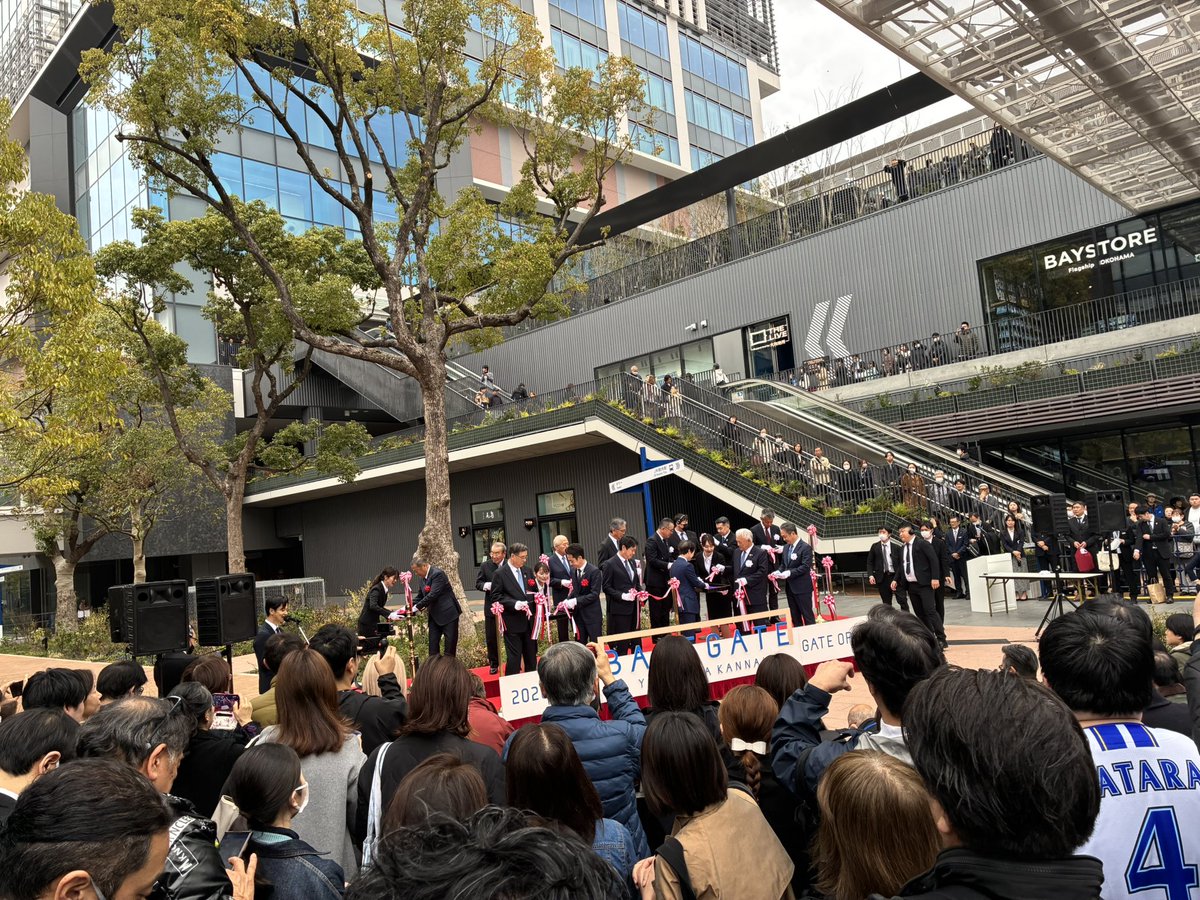 campus2103's tweet photo. #BASEGATE横浜関内

当社オフィスの最寄りである
JR関内駅南口（ハマスタ側）
前に本日開業しました

・飲食店62店舗
・ベイの試合放映する
THELIVE VIEWING
・星野リゾート運営のホテル
など

今後は、北口の再開発も
始まり、関内に人が集まる https://t.co/UuA1zxOy6D