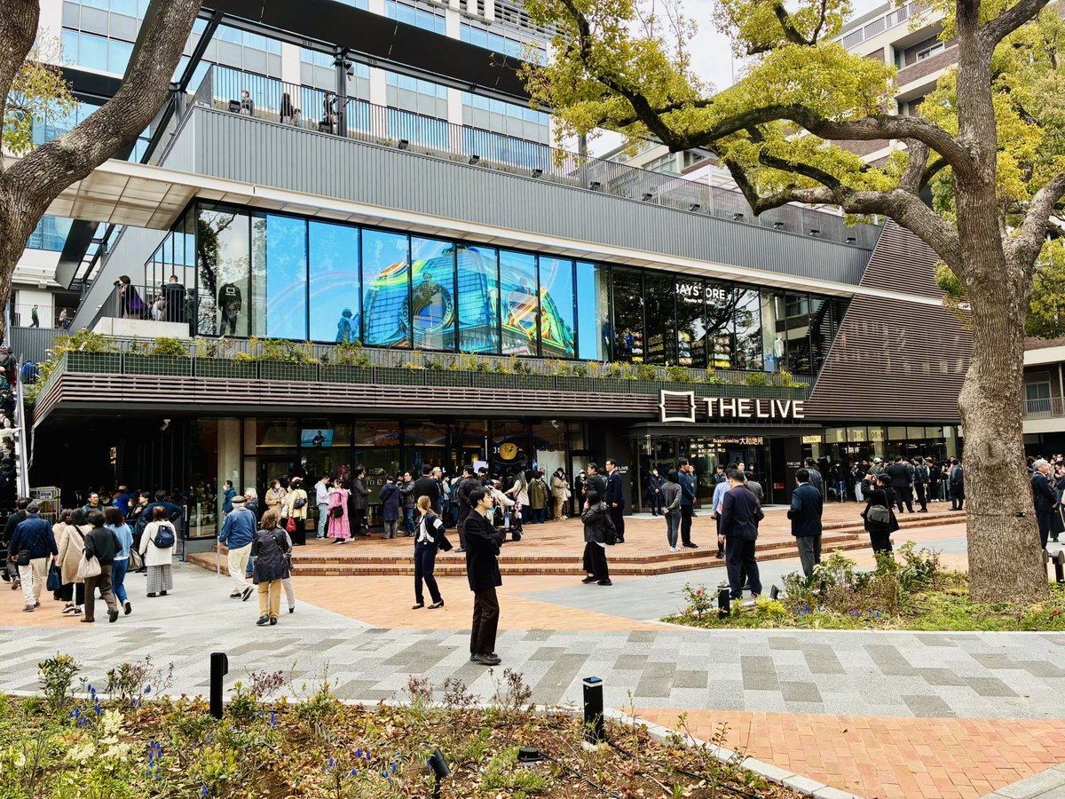 campus2103's tweet photo. #BASEGATE横浜関内

当社オフィスの最寄りである
JR関内駅南口（ハマスタ側）
前に本日開業しました

・飲食店62店舗
・ベイの試合放映する
THELIVE VIEWING
・星野リゾート運営のホテル
など

今後は、北口の再開発も
始まり、関内に人が集まる https://t.co/UuA1zxOy6D