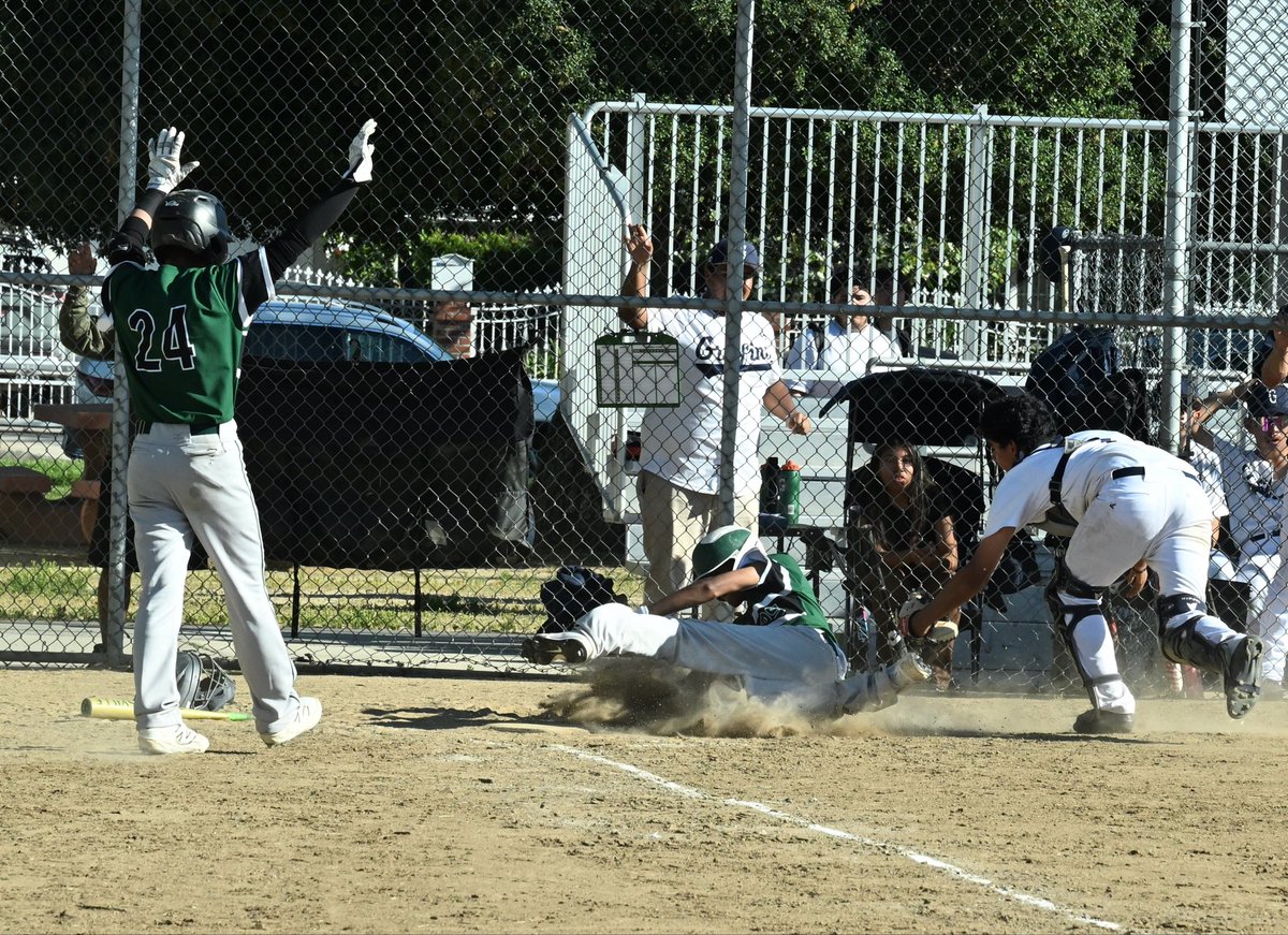 huntermom51's tweet photo. The Hunters get their first Baseball against Alliance MIT! #HunterPride @CIFLACS @latsondheimer @ErikSarni1 @LAVarsity @pollonpreps @Tarek_Fattal https://t.co/RguSvOLLhr