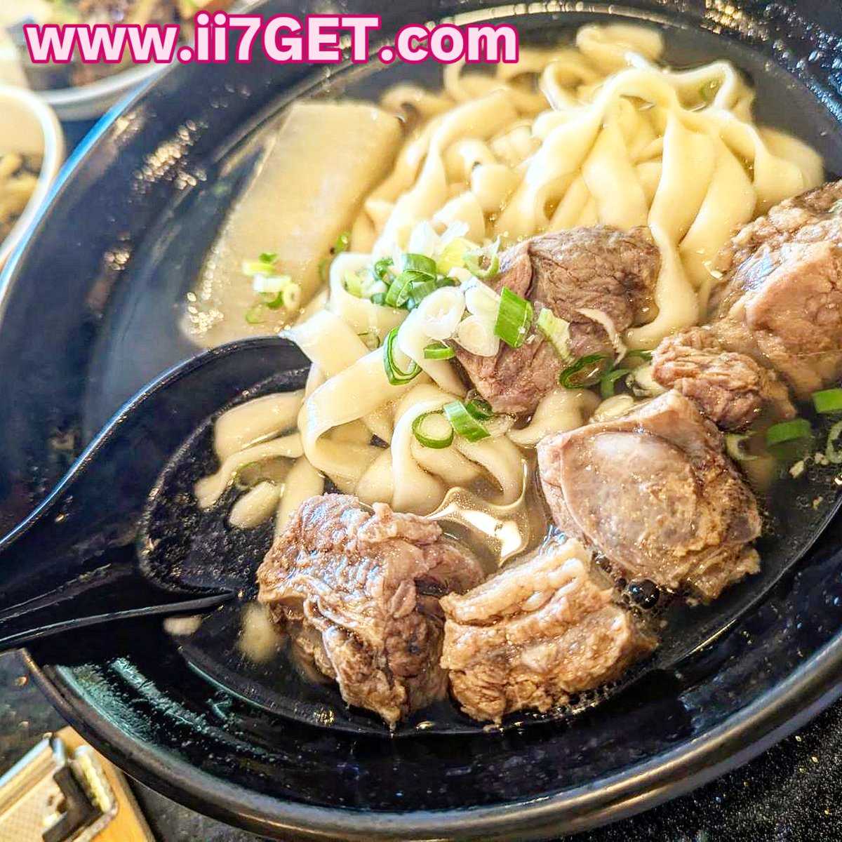 ii7GET's tweet photo. 豚肉の旨味と大根の甘みが溶け込んだ、台湾のソウルフード「排骨大根スープ」！ホロホロのお肉と、スープがよく絡むもっちり平打ち麺が絶品です。心温まる優しい味わいをぜひ！
https://t.co/sxsQZzYcT8

#ii7GET #台湾グルメ #排骨スープ #ソウルフード https://t.co/9T9AOxDrMy