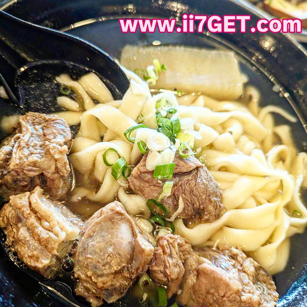 ii7GET's tweet photo. 豚肉の旨味と大根の甘みが溶け込んだ、台湾のソウルフード「排骨大根スープ」！ホロホロのお肉と、スープがよく絡むもっちり平打ち麺が絶品です。心温まる優しい味わいをぜひ！
https://t.co/sxsQZzYcT8

#ii7GET #台湾グルメ #排骨スープ #ソウルフード https://t.co/9T9AOxDrMy