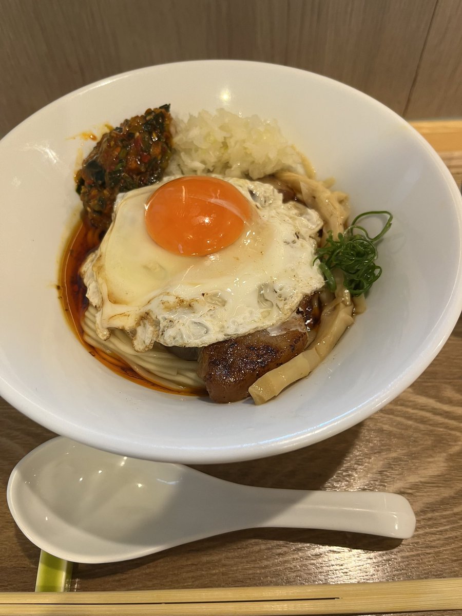 中華そばが美味しいお店の油そば🍜
あえて、油そばにチャレンジ‼️
これは新しい🍜
目玉焼き乗せてくるストロングスタイル、好き😊
そして駐車場、上限900円だと安心しきってたら、1番だけで1,800円払わされる罠にハマる😂
#ffrkラーメン部