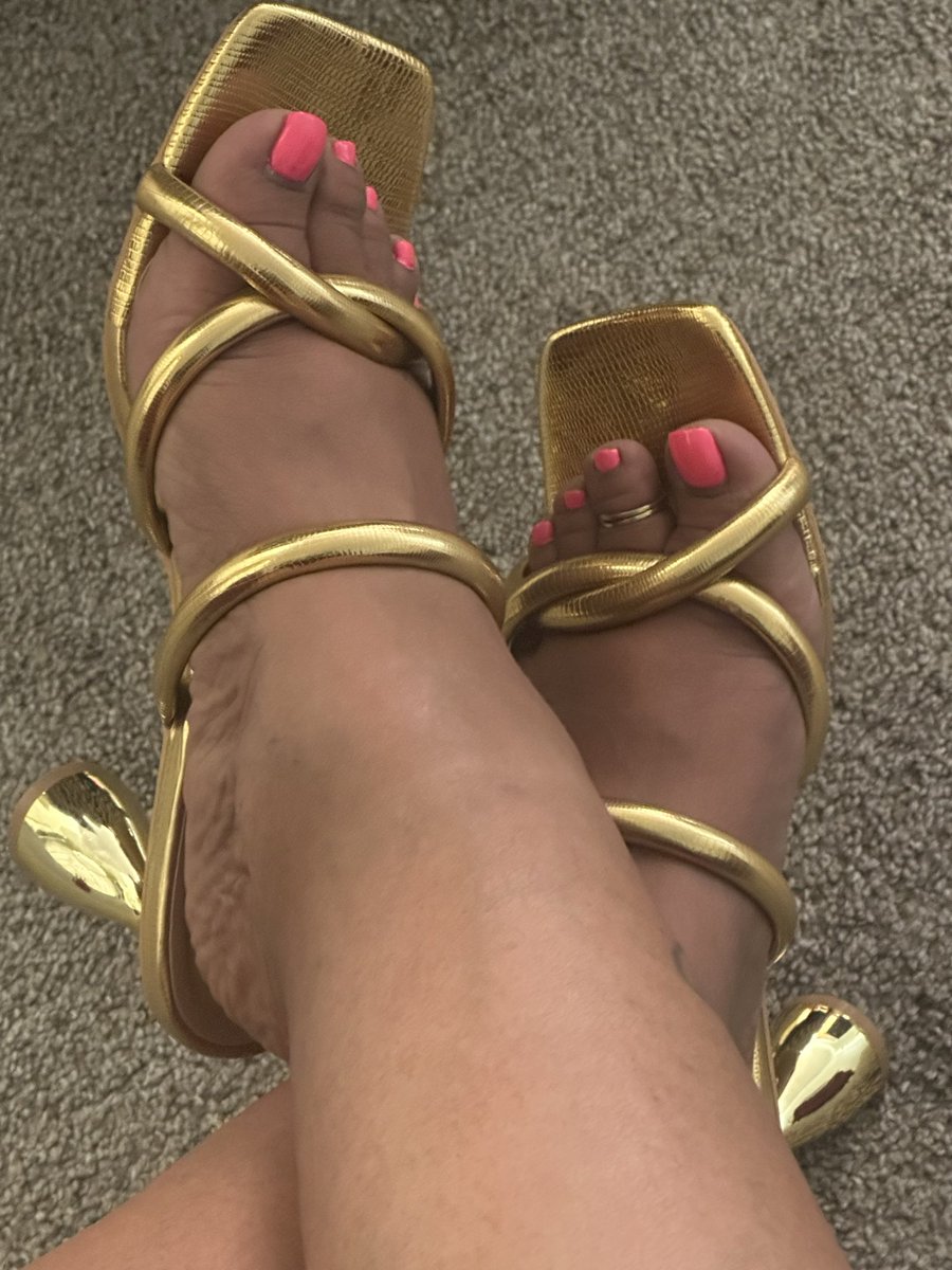 ElitePrettyToes's tweet photo. Let’s step out for a minute! 🌸💕🦶🏽#feetfetısh  #feetworshi̇p #feeties #soles https://t.co/cIEMOtC7xK