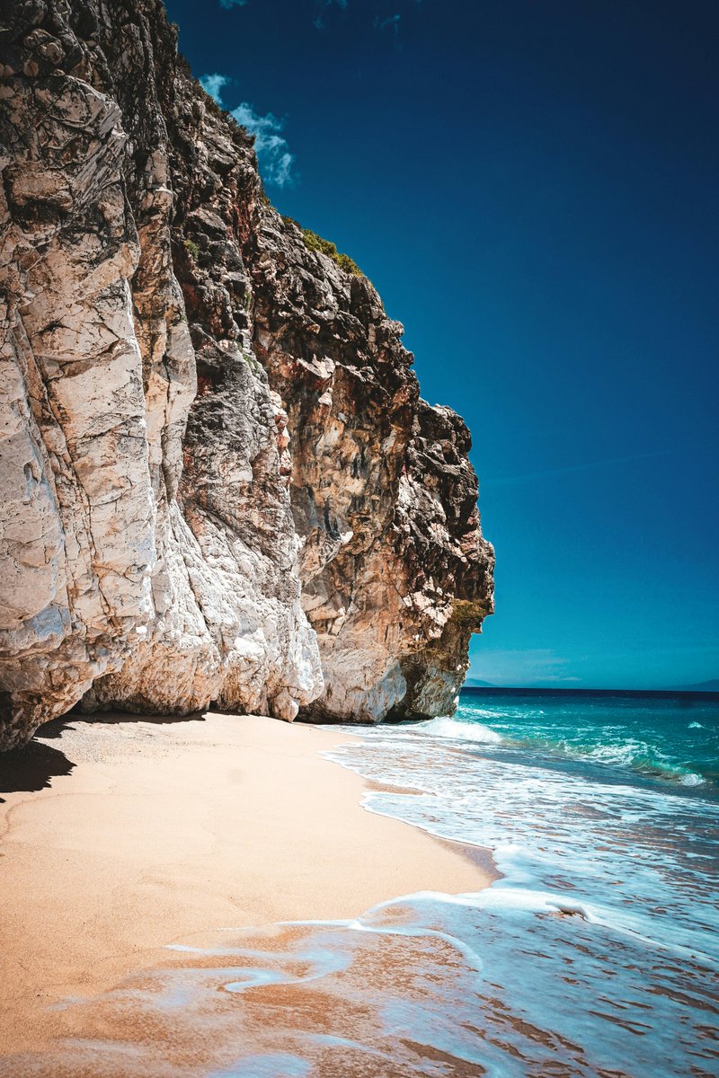 purenature_1's tweet image. Beauty of cliffs meeting the sea ✨🌊 #Albania
