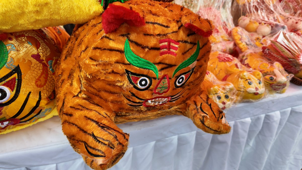 HenanPlus's tweet photo. Today at the Zhoukou #Fuxi Cultural and Tourism Festival, I met delicate #flowerbuns, cute little #clothtigers, and rustic #claydogs—each one too cute to ignore. 🤩
The performances were super immersive, tradition has never been this playful!
#HenanJourney #traditionalculture https://t.co/gcakHBqgD7