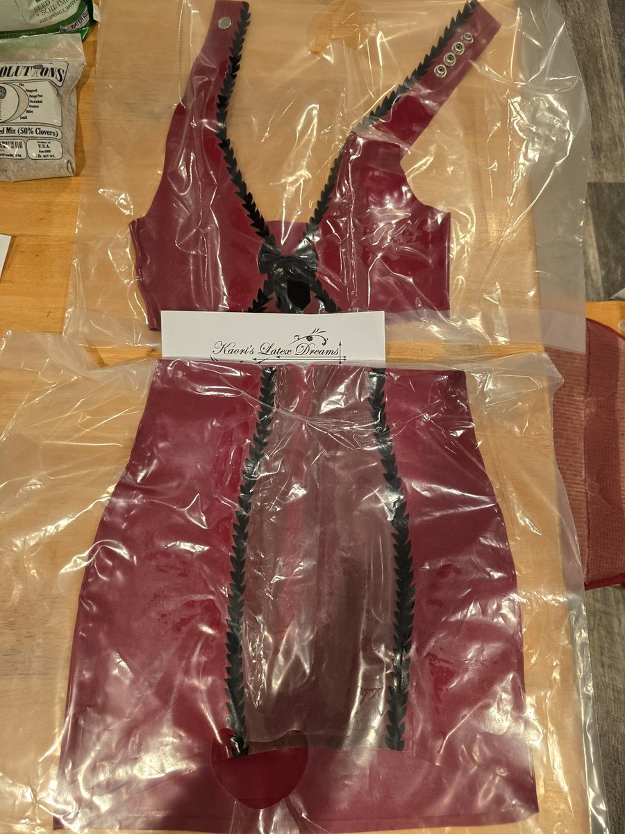 Mistress_Susi's tweet photo. Etwas wunderschönes von KaorisLatex ist angekommen. Ein liebes Geschenk von meinem Jungen Schüler @candyamd
Somthing gorgeous gifted from my beloved sub CandyAndy came.
Made by @Kaorislatex ❣️ https://t.co/tuouSeCxcE