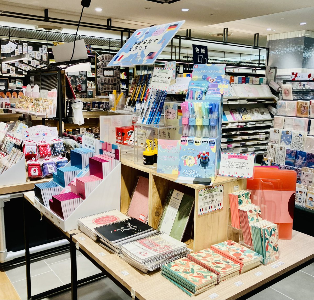 yurindo_ebisu's tweet image. 文具スタッフ🐰さんの驚きから始まった「意外と知らない各国発祥の文具たち」板チョコ🍫からヒントを得た #オルファカッター 失敗した糊を使って讃美歌のしおりにしたことからの #ポストイット 小さな発見と大きな驚きが詰まってるフェアです❣️
ぜひPOPをじっくり読んでくださいね #3M #サクラクレパス