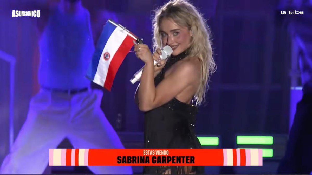 UpdatesBrinaBR's tweet photo. Sabrina Carpenter com a bandeira do Paraguai para a posição de ‘Juno’! 🇵🇾 #Asuncionico2026 https://t.co/vewyg5UIU2