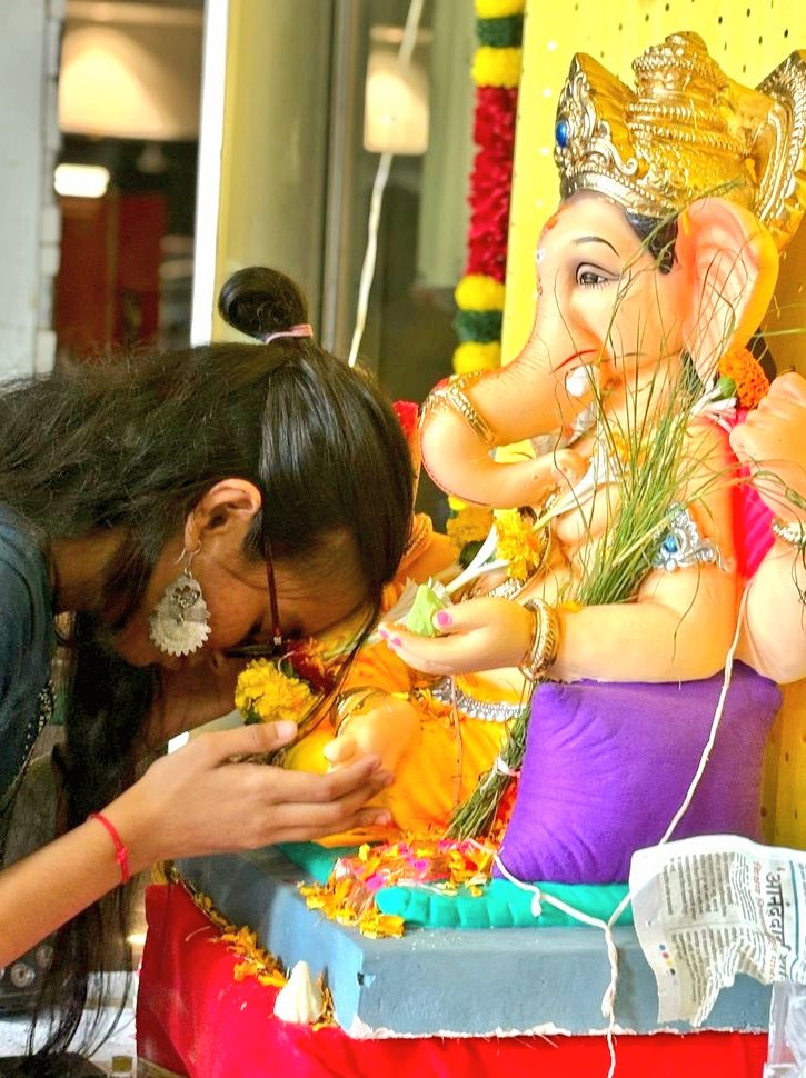 SARITA_BISHNOI2's tweet photo. प्रथम पूज्य श्री गणेश भगवान के नाम का स्मरण करने से हर कार्य सरल और सफल होते है। 

गणेश भगवान के चरणो मे प्रणाम...

ॐ गणेश शाय नम:, गणपति बप्पा मोरया। https://t.co/Tdl8PzLWK0