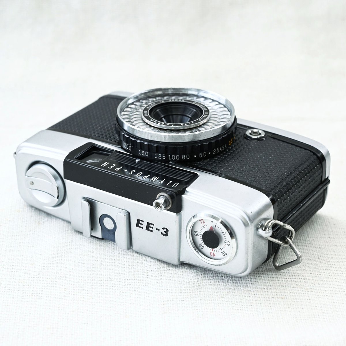 champcamera's tweet photo. OLYMPUS PEN EE-3(整備済)¥22,000- by #青葉台 店
自動露出×セレン式で電池不要な #ハーフサイズカメラ。
固定焦点なのでピント合わせも不要!よりシンプルな撮影をしたい方におすすめの1台です( ˘ω˘ )
黒の革張りも可愛いです📸
こちら安心の整備済み個体!
#フィルムカメラ #PENEE3 #田園都市線
https://t.co/37E8gwDcdv