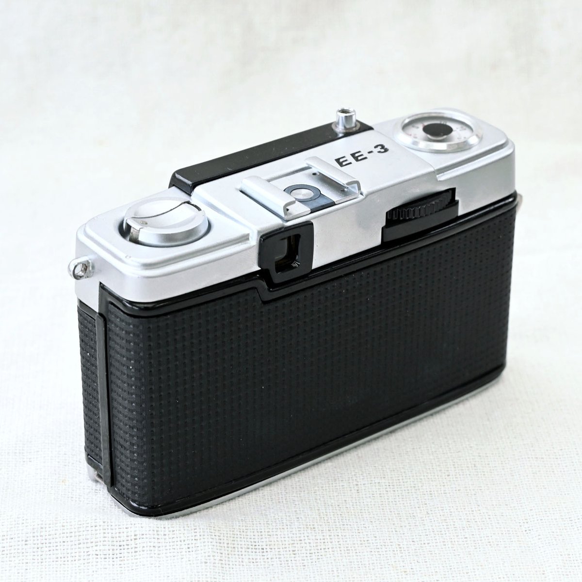 champcamera's tweet photo. OLYMPUS PEN EE-3(整備済)¥22,000- by #青葉台 店
自動露出×セレン式で電池不要な #ハーフサイズカメラ。
固定焦点なのでピント合わせも不要!よりシンプルな撮影をしたい方におすすめの1台です( ˘ω˘ )
黒の革張りも可愛いです📸
こちら安心の整備済み個体!
#フィルムカメラ #PENEE3 #田園都市線
https://t.co/37E8gwDcdv