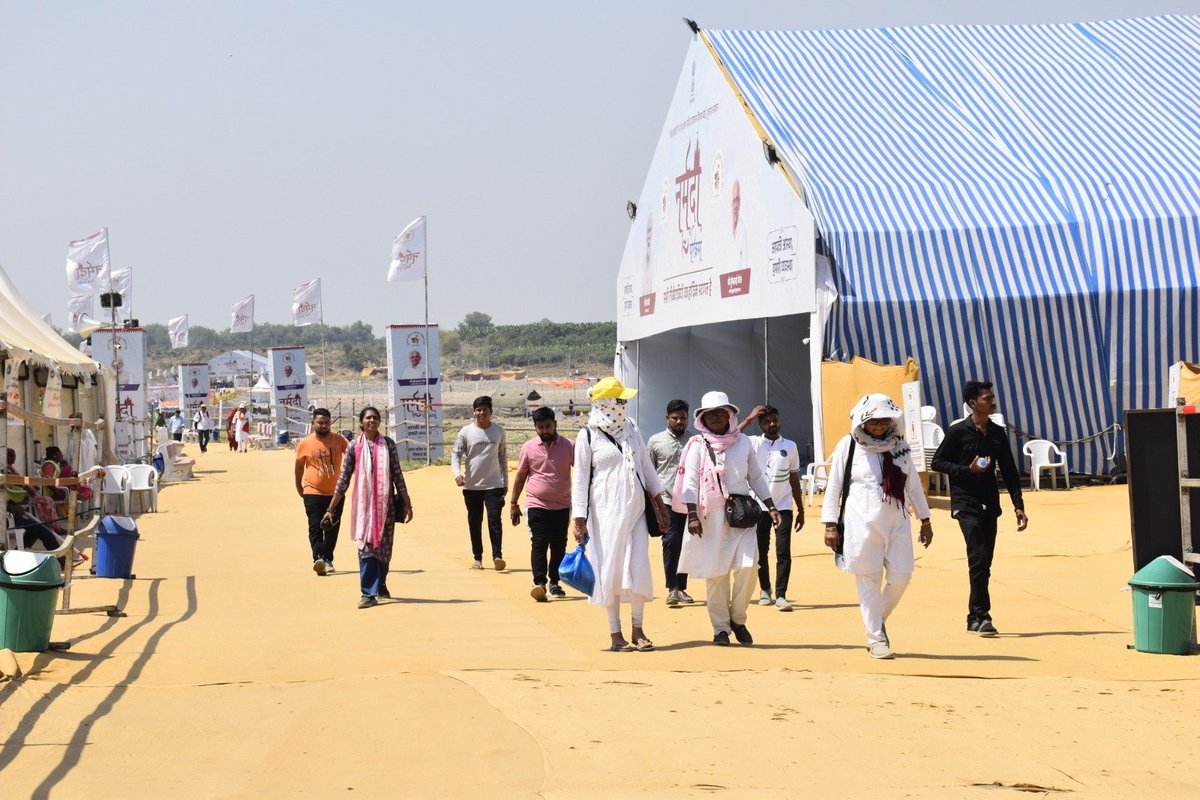 airnewsalerts's tweet image. 🔹The month-long Uttarvahini Narmada Parikrama is set to begin today in #Gujarat. 

🔹This sacred 30-km journey starts from the banks of the #Narmada at #Rampura and concludes at the same point after completing the circumambulation.

🔹Lakhs of devotees from across India are