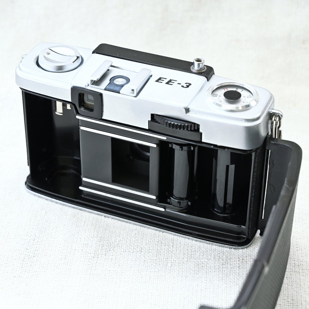 champcamera's tweet photo. OLYMPUS PEN EE-3(整備済)¥22,000- by #青葉台 店
自動露出×セレン式で電池不要な #ハーフサイズカメラ。
固定焦点なのでピント合わせも不要!よりシンプルな撮影をしたい方におすすめの1台です( ˘ω˘ )
黒の革張りも可愛いです📸
こちら安心の整備済み個体!
#フィルムカメラ #PENEE3 #田園都市線
https://t.co/37E8gwDcdv