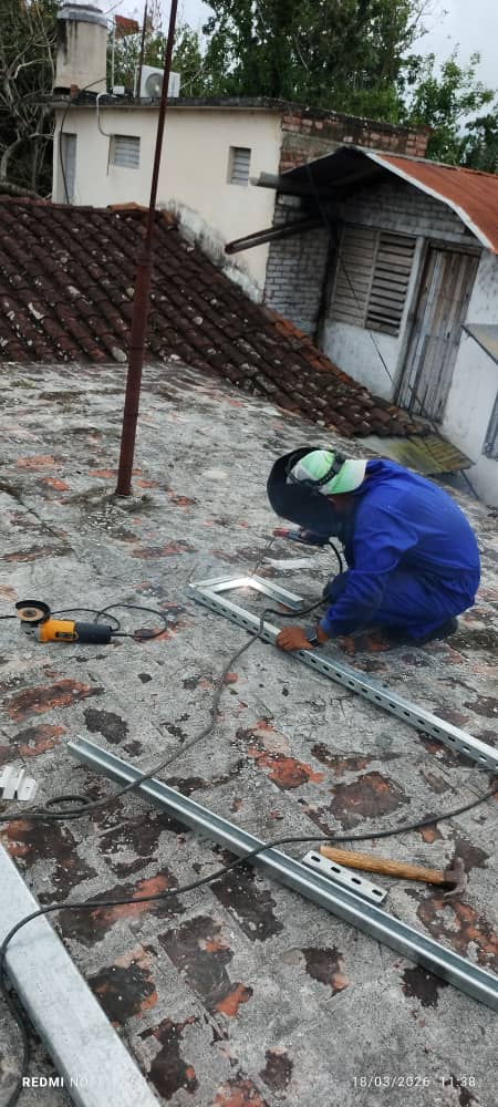 Trabajadores de <a href="/ETECSA_VC/">ETECSA_Villa Clara Comunica</a> terminan el montaje del sistema fotovoltaico para el CT Falcón en el municipio Placetas, donado por los tabacaleros de ese municipio.
#EtecsaConCuba
#VillaClaraConTodos