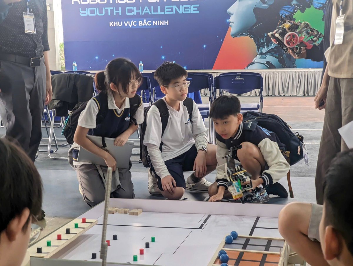 mebimmetien's tweet photo. Có lẽ tôi thuộc nhóm phụ huynh hơi “cá biệt” trong việc định hướng học hành của con cái.

Trong khi mọi người thường sẽ tính toán lộ trình xem cho con học TRƯỜNG gì, thì tôi lại tính chuyện cho con học NGHỀ gì 🙂 

Và tôi bắt đầu tính toán đến chuyện này từ khi con vào lớp 6.

Bọn trẻ con nhà tôi nó có khoảng 10 năm đầu đời  được chơi thả cửa: không biết cả bảng chữ cái khi vào lớp 1, rất rất ít học thêm, yêu cầu của bố mẹ chỉ là làm bài tập về nhà, gần như là không thi thố (chúng chỉ thi Cambridge để test trình độ và cuộc thi lập trình thì cũng là thằng June tự tìm hiểu, tự đăng ký, xin mẹ tiền đóng phí thôi)…

Nhưng sự thả cửa ấy sẽ được kết thúc khi tốt nghiệp tiểu học 😎

Lên cấp 2, chúng nó sẽ phải học hành nghiêm túc theo chương trình mà bố mẹ và tụi nó cùng vạch ra.

Nhà tôi, may mắn là June nó xác định rất sớm là nó thích gì. Vậy nên thay vì đi học Toán, Văn, Tiếng Anh… nó sẽ đi học thêm các lớp coding, robotics, science… 

Bob thì không thích gì hẳn và cũng chẳng có năng khiếu gì nổi trội, nhưng tính cách lại kiểu dễ chịu, quảng giao và tham gia rất nhiều hoạt động ngoại khoá… Vậy nên tạm định hướng các khối ngành xã hội. Nó đi học debate, học thêm ngoại ngữ 2, và sẽ được học các lớp về media, làm content, hướng dẫn viên du lịch vào các mùa hè…

Vợ chồng tôi cho tụi nó tự lựa chọn lớp, cho bọn nó được thử - được sai. Còn dài mà, còn cơ hội để thử.

Và vì thế, nhà tôi chọn trường hay chọn lớp cũng dựa trên lộ trình đó. Trường tụi nó có lớp Mastery kiểu như lớp chuyên, nhưng tụi nó không đăng ký thi, vẫn học lớp thường. Các thầy cô và nhiều phụ huynh đều ngạc nhiên, do tiếng Anh và thành tích chúng nó tốt, nhưng nếu vào lớp đó, tụi nó sẽ không có nhiều thời gian học các môn kia nữa.

Phải nói thật, thời đại này, thay đổi quá nhanh để mà chắc chắn rằng sau đây sẽ làm gì. Nhiều thứ June mất cả năm để học, giờ đưa AI làm chắc mất cỡ 5p 😅 Thế nhưng tôi nghĩ, thứ chúng học được, lớn nhất, là cách tư duy. Có nền tảng rồi, dù sau này biến động hay thay đổi, thì vẫn có “vốn liếng” nhất định cho mình.