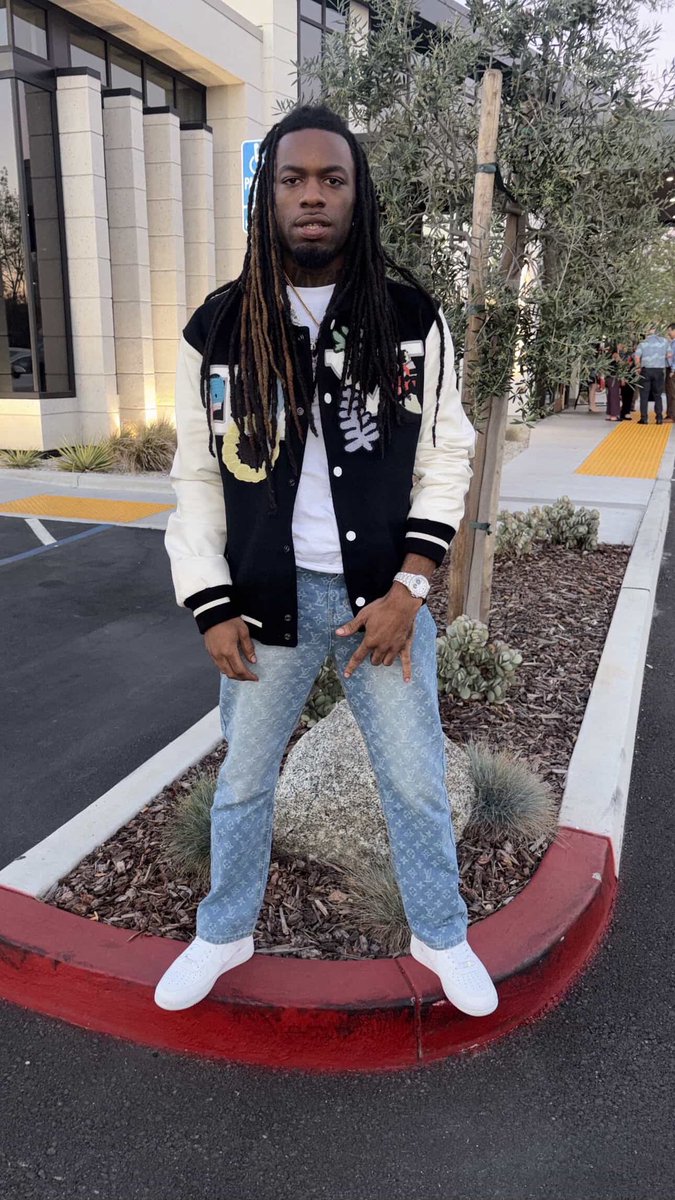 BankdUpQuell's tweet photo. B!G 24 like I’m kobe 🤴🏿⛹🏾‍♂️🌟 #BU4L make ah wish when you 👀 ah 🌟 baby 🥂 https://t.co/rKLKqqjfo8