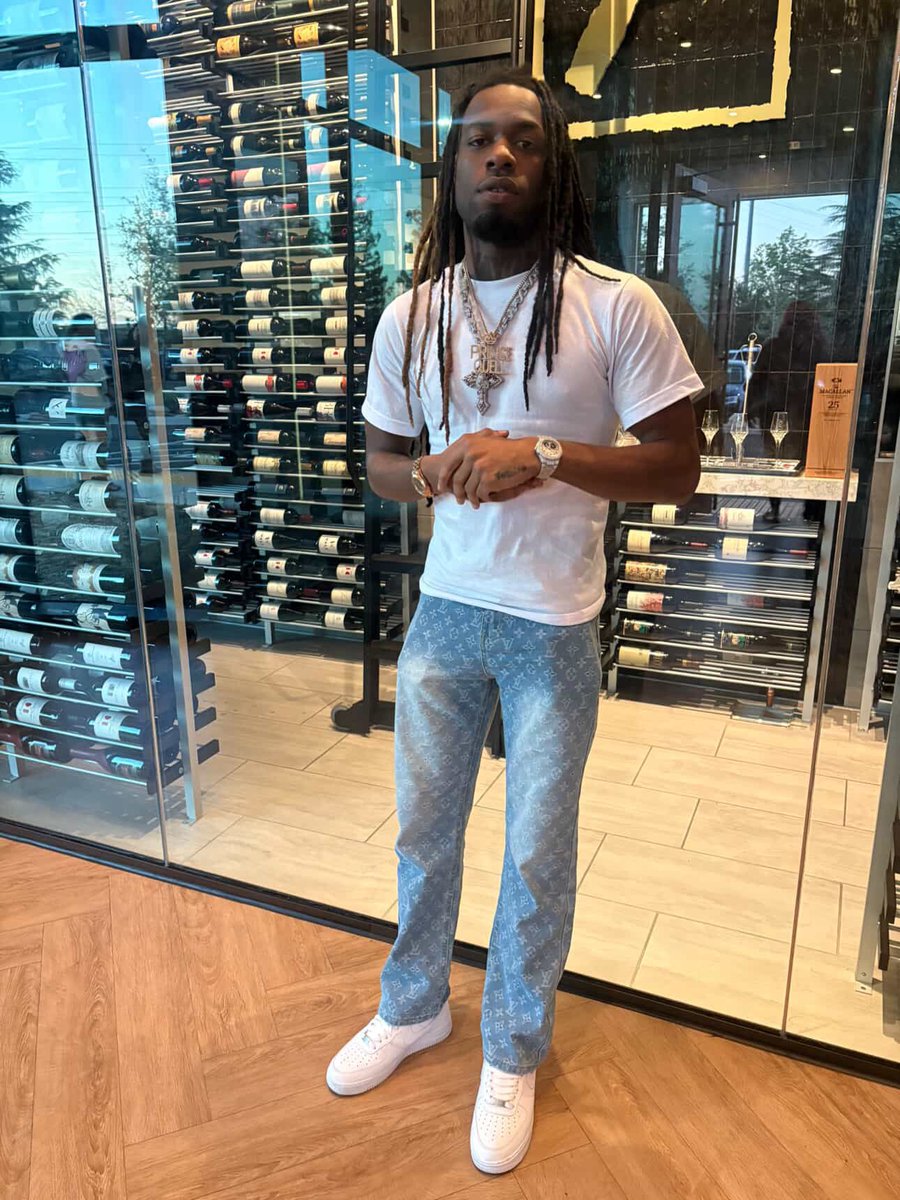 BankdUpQuell's tweet photo. B!G 24 like I’m kobe 🤴🏿⛹🏾‍♂️🌟 #BU4L make ah wish when you 👀 ah 🌟 baby 🥂 https://t.co/rKLKqqjfo8
