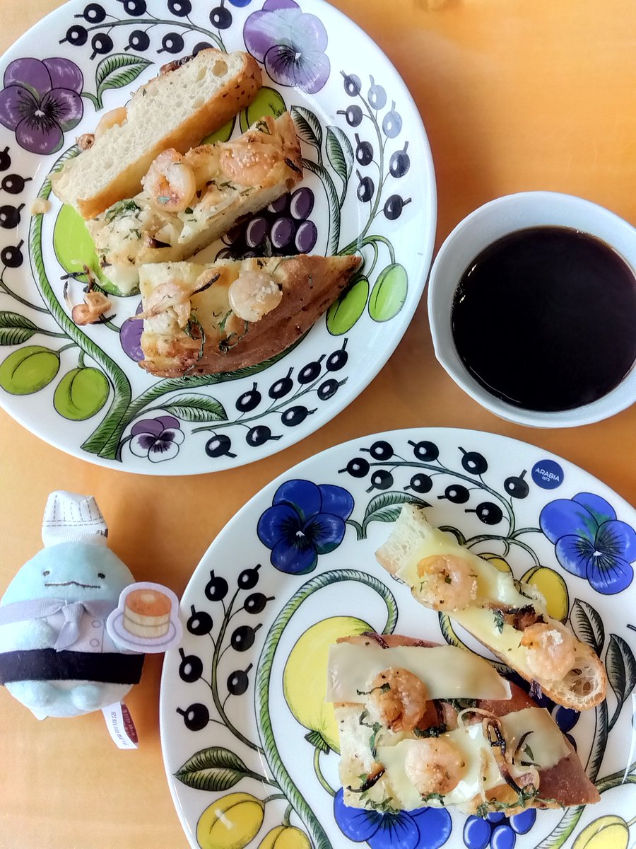 #朝ごはん はガーリックシュリンプフォカッチャ✨① 
タブレットレッスン。
食べる分にチーズをのせてみた。
コーヒーはスタバ。☕️

#木漏れ日のお茶会 #abcクッキング #abccooking #手作りパン #パン作り #おうちカフェ #coffee #珈琲 #おそ由松